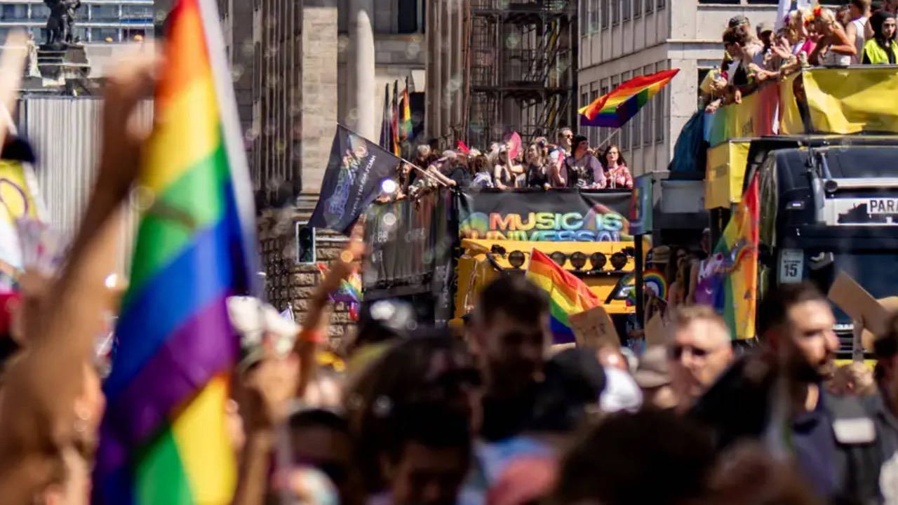 Berlin’de CSD Yürüyüşü Yakınında Araç Kazası: Çok Sayıda Yaralı