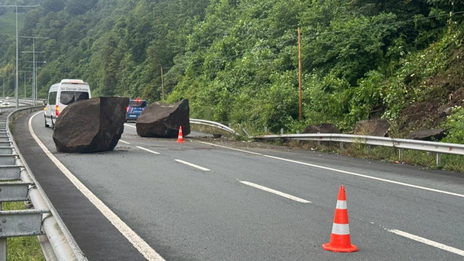 Rize'de Sağanak Nedeniyle Karadeniz Sahil Yolu Dev Kaya Düşmesiyle Kapandı