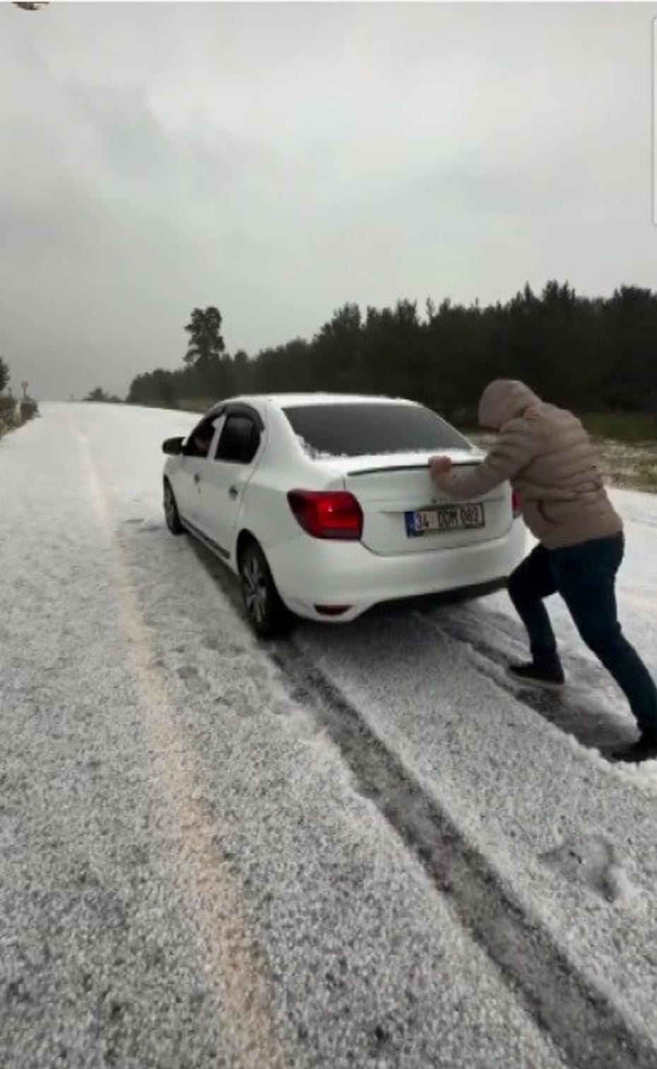 Sarıkamış’a yağan dolu yolları beyaza bürüdü