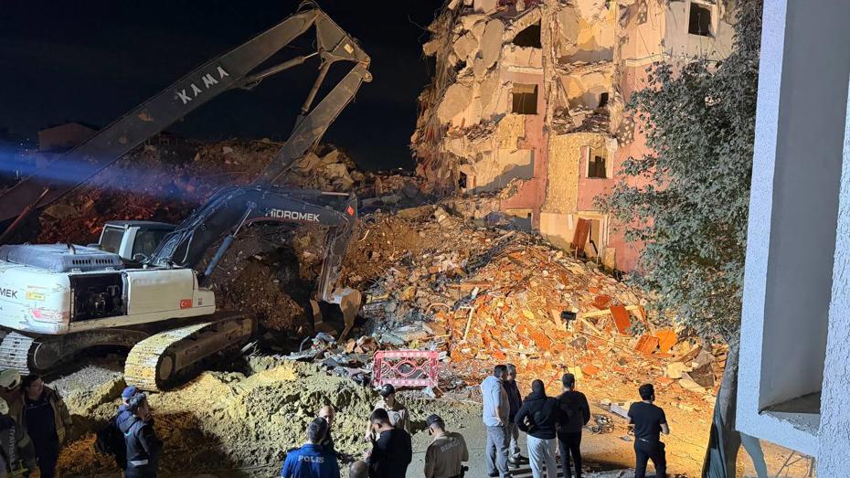 Küçükçekmece'de Yıkım Esnasında Bina Çöktü: 2 Yaralı