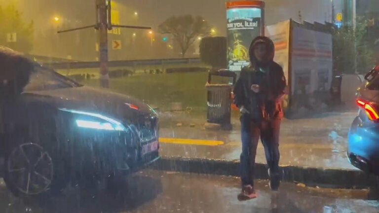 İstanbul’da şiddetli yağışlar: Tahıllar tıkandı, sokaklar suyla doldu