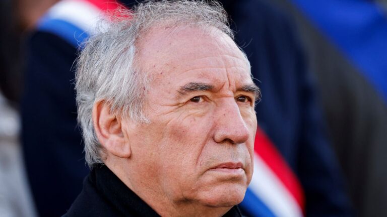 Fransızlar Başbakanı, cinsel istismarı kapsadığını iddia ederek medyanın organizasyonuna dava açacağını açıkladı.