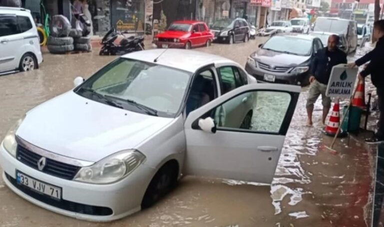 Mersin'de sağanak… Ev ve iş yerlerini su bastı