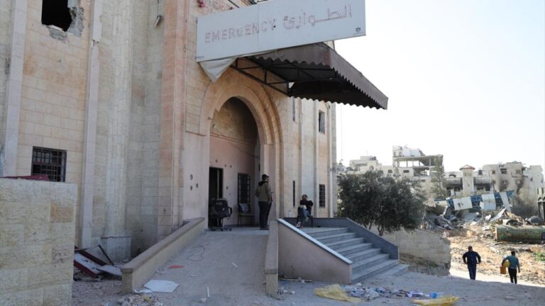 Katil İsrail Gazze’deki Endonezya Hastanesini kuşatma altına aldı