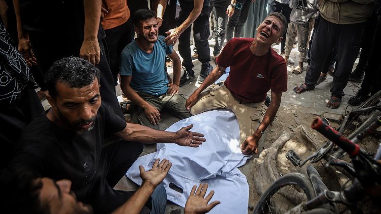 Katil İsrail’in bayramın ikinci gününde Gazze’ye düzenlediği saldırılarda 33 Filistinli öldü