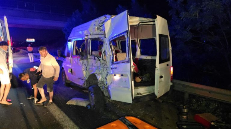 Anadolu Otoyolu’nda tır minibüse çarptı: 7 yaralı
