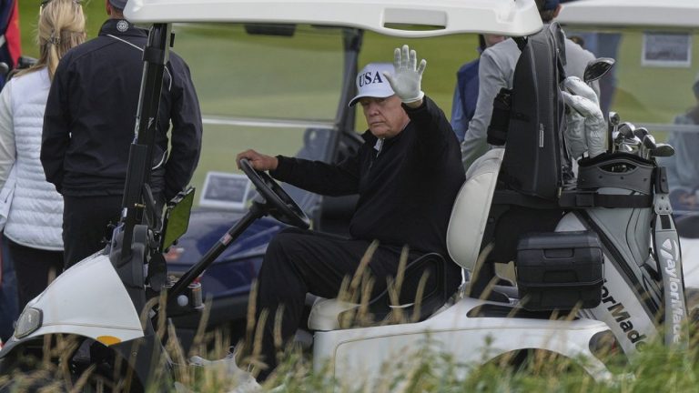 Trump, protestolar devam ederken İskoçya’da golf oynadı