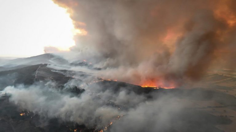 Çanakkale’de orman yangınıyla mücadele aralıksız sürüyor