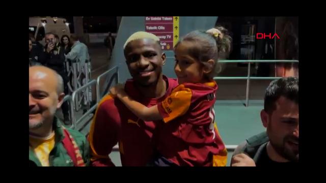 Osimhen, minik İkra’yı sevindirdi