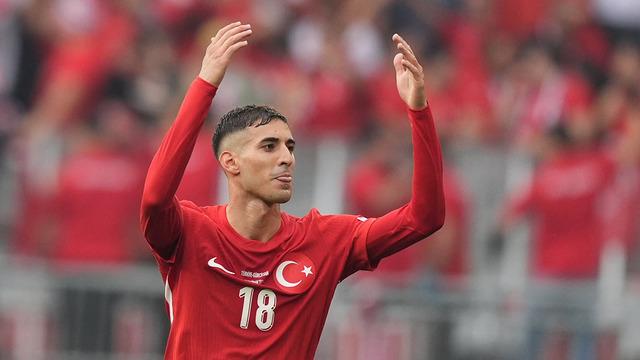 Günün en çok konuşulan görüntüsü! Mert Müldür kendisine uzatılan o formayı geri çevirmedi